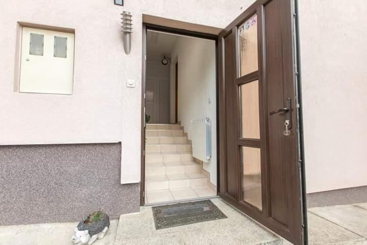 Apartman Sunny Lika Ґоспич Екстер'єр фото
